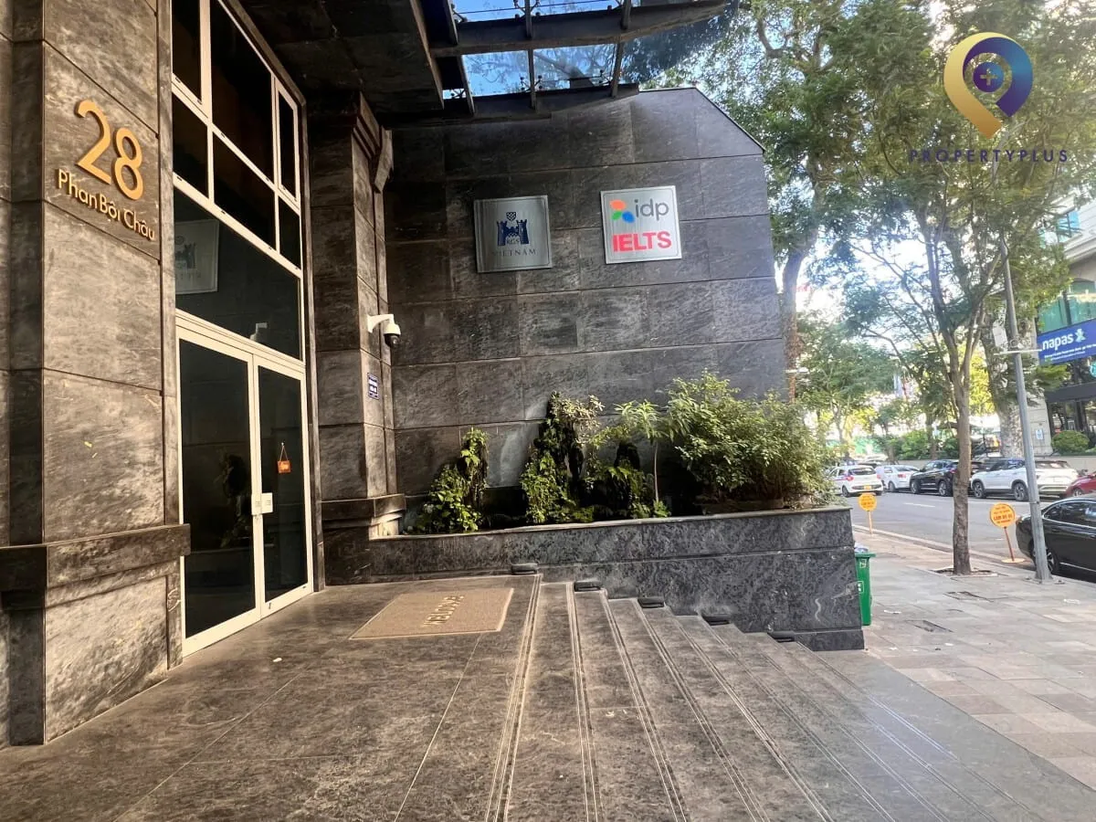 Lối vào chính của tòa nhà TD-Building tại quận Hoàn Kiếm